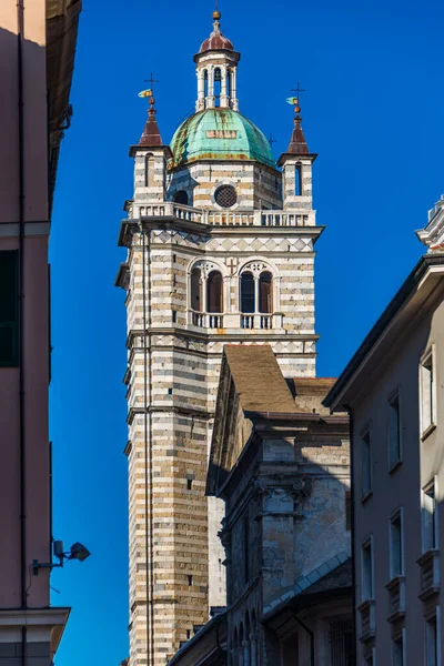 热那亚大教堂的坎帕尼勒 在古城献给圣洛伦佐 有着典型的黑白条纹 — 图库照片