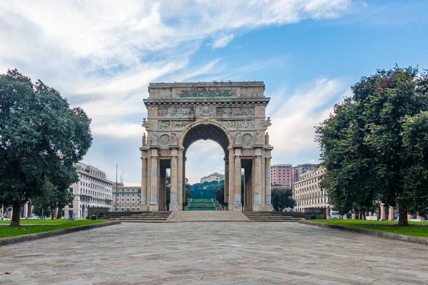 Триумфальная Арка Возведена Честь Победы Италии Первой Мировой Войне Площади — стоковое фото