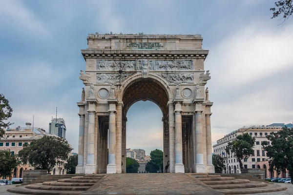在热那亚胜利广场为意大利在第一次世界大战中的胜利而竖立的胜利拱门 — 图库照片