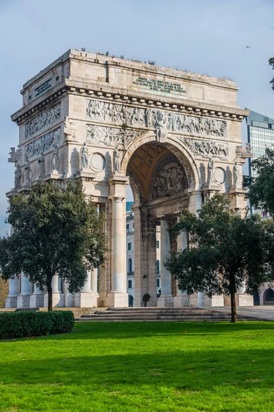 Triumfální Oblouk Vztyčen Pro Italské Vítězství První Světové Válce Náměstí — Stock fotografie