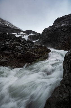 Nehir İzlanda 'daki eriyen Vatnajokull buzulundan yaratıldı.