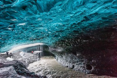 Avrupa 'nın en büyük buzulu Vatnajokull' un buz mağaralarında mavi buzun harika renkleri.