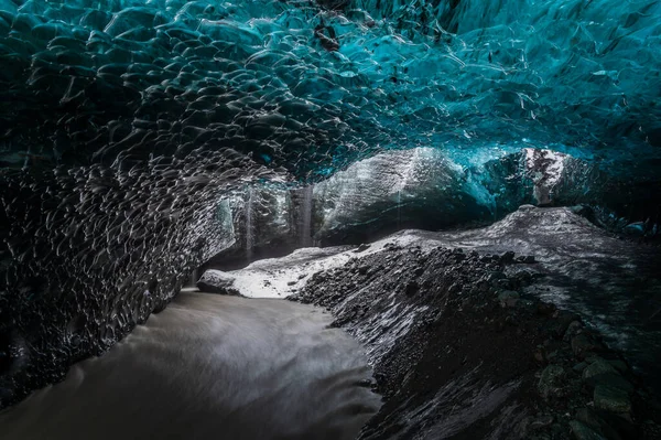 ヨーロッパ最大の氷河であるVatnajokullの氷の洞窟の中の青い氷の素晴らしい色 — ストック写真
