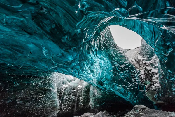 在欧洲最大的冰川Vatnajokull的冰洞里 蓝色冰的奇妙颜色 — 图库照片
