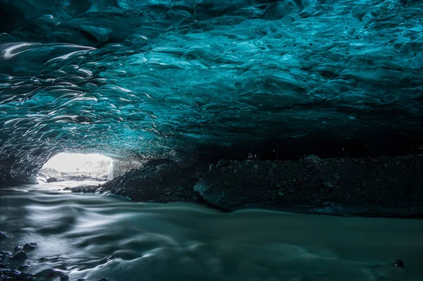 ヨーロッパ最大の氷河であるVatnajokullの氷の洞窟の中の青い氷の素晴らしい色 — ストック写真