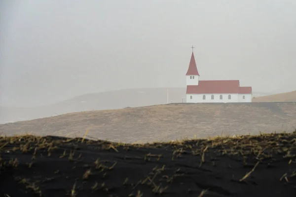 Zlanda Nın Güneyindeki Vik Köyünün Kilisesi Sisin Içinden Görüldü — Stok fotoğraf