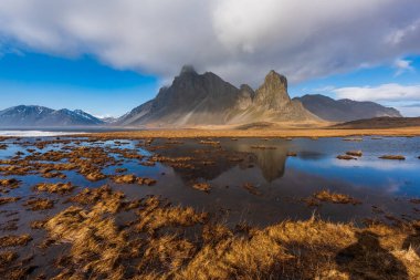 Hvalnes yarımadası, Hofn yakınlarındaki Güney İzlanda 'da bulunan dağ ve siyah çiş yapabilen plajına sahiptir.