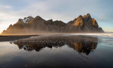 Vestrahorn Dağı ve Güney İzlanda 'daki siyah kumlu plajı.