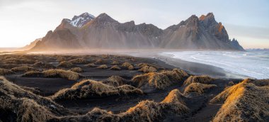Vestrahorn Dağı ve Güney İzlanda 'daki siyah kumlu plajı.