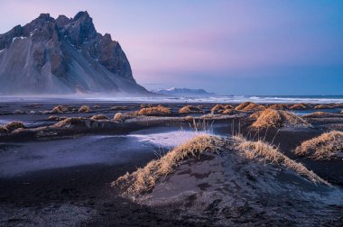 Vestrahorn Dağı ve Güney İzlanda 'daki siyah kumlu plajı.