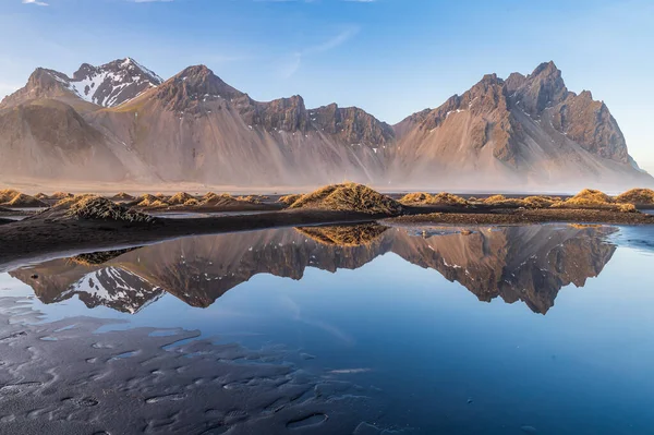 ヴェストラホーン山と南アイスランドの黒い砂浜 — ストック写真