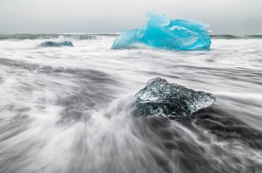 Buzdağları, Güney İzlanda 'daki Jokulsarlon yakınlarındaki Elmas Plajı' ndaki Vatnajokull 'dan geliyor.