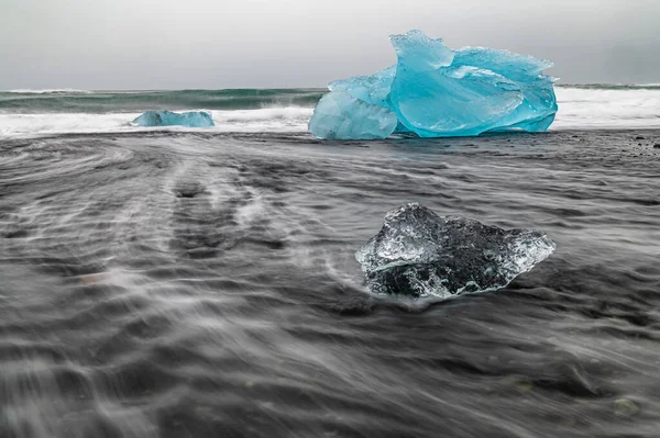 Góry Lodowe Pochodzące Vatnajokull Położone Diamentowej Plaży Pobliżu Jokulsarlon Południowej — Zdjęcie stockowe