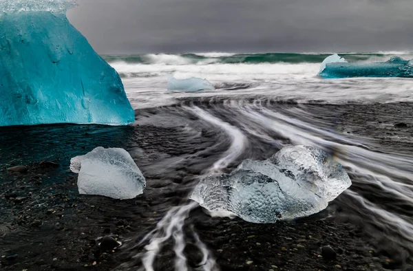 Góry Lodowe Pochodzące Vatnajokull Położone Diamentowej Plaży Pobliżu Jokulsarlon Południowej — Zdjęcie stockowe