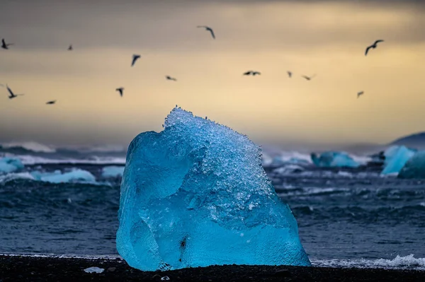 Icebergs Vindo Vatnajokull Localizado Diamond Beach Perto Jokulsarlon Islândia Sul — Fotografia de Stock