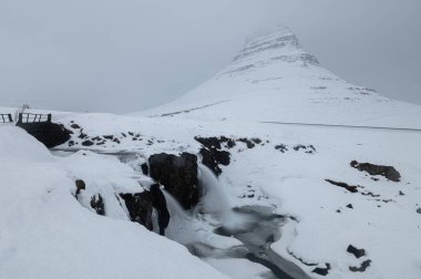 Kirkjufell Dağı ve Snaefellsnes Yarımadası, İzlanda 'da karın altında iki şelale.
