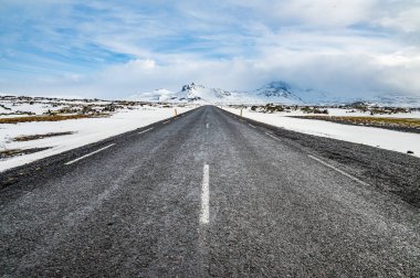 Snaefellsness Yarımadası, İzlanda 'daki karlı araziler arasındaki kara yol