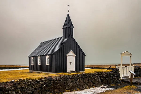 アイスランドのスナフェルスネス半島の南側にあるブドルの小さな黒い教会 — ストック写真