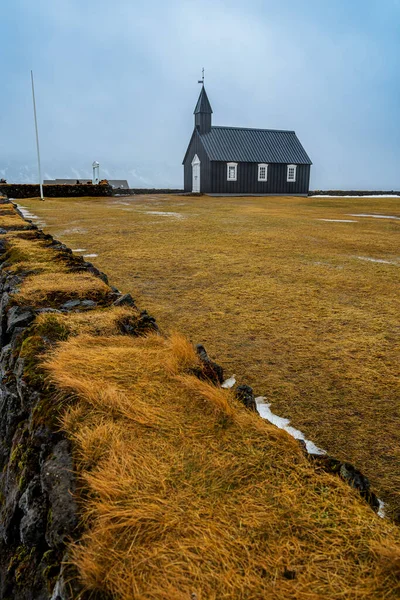 アイスランドのスナフェルスネス半島の南側にあるブドルの小さな黒い教会 — ストック写真