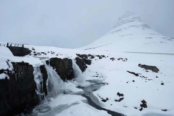 Kirkjufell Mountain Duas Cachoeiras Sob Neve Península Snaefellsnes Islândia — Fotografia de Stock