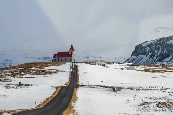 Igreja Branca Com Telhado Vermelho Paisagem Nevada Hellisandur Islândia — Fotografia de Stock