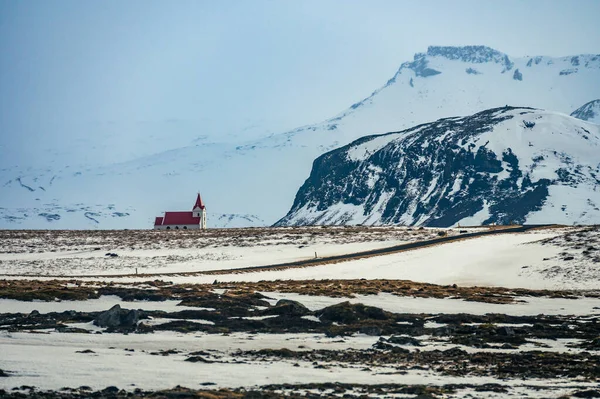 Igreja Branca Com Telhado Vermelho Paisagem Nevada Hellisandur Islândia — Fotografia de Stock