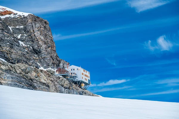 モンチョーク ハット Monchsjoch Hut スイス アルパイン クラブが所有するベルネーゼ アルプスにある山小屋 — ストック写真