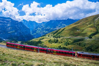 Kleine Scheidegg aracılığıyla Grindelwald 'ı Jungfraujoch' a bağlayan tren.