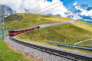 Kleine Scheidegg aracılığıyla Grindelwald 'ı Jungfraujoch' a bağlayan tren.
