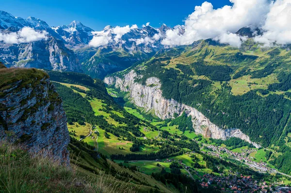 スイスのベルネーゼ オーバーランド マンリヒェンの上から見たラウターブルネンの谷 — ストック写真