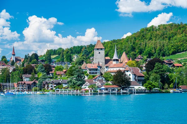 スイスのベルン州にあるThun湖のほとりにあるSpiez村の旧市街 — ストック写真