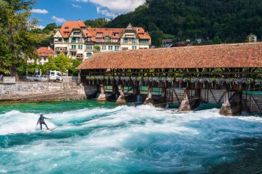 Thun 'daki Aar Nehri üzerindeki Köprü Thunersee' deki köy, Bern Kantonu, İsviçre