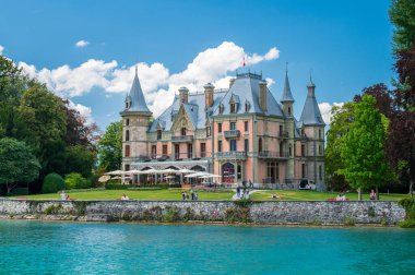 Thunersee kıyısındaki Thun yakınlarında Schadau Kalesi, Bern Kantonu, İsviçre