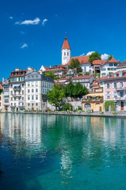 Thunersee 'deki güzel Thun köyü, Bern Kantonu, İsviçre