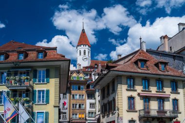 Thunersee 'deki güzel Thun köyü, Bern Kantonu, İsviçre