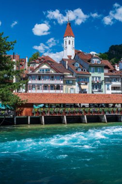 Thunersee 'deki güzel Thun köyü, Bern Kantonu, İsviçre