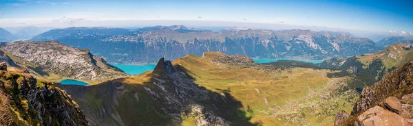 从施奈德普拉特和福洪峰之间的山顶看Brienzersee — 图库照片