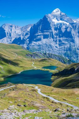Bachalpsee, Grindelwald üzerinde küçük bir göl Alp tepelerinin kendilerini yansıttığı yer.