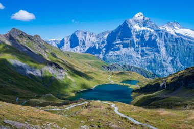 Bachalpsee, Grindelwald üzerinde küçük bir göl Alp tepelerinin kendilerini yansıttığı yer.