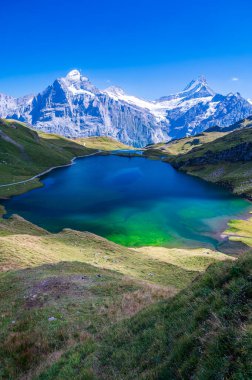Bachalpsee, Grindelwald üzerinde küçük bir göl Alp tepelerinin kendilerini yansıttığı yer.