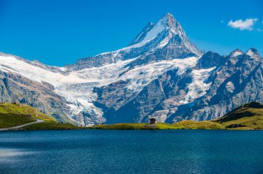 Bachalpsee, Grindelwald üzerinde küçük bir göl Alp tepelerinin kendilerini yansıttığı yer.