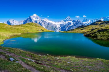 Bachalpsee, Grindelwald üzerinde küçük bir göl Alp tepelerinin kendilerini yansıttığı yer.