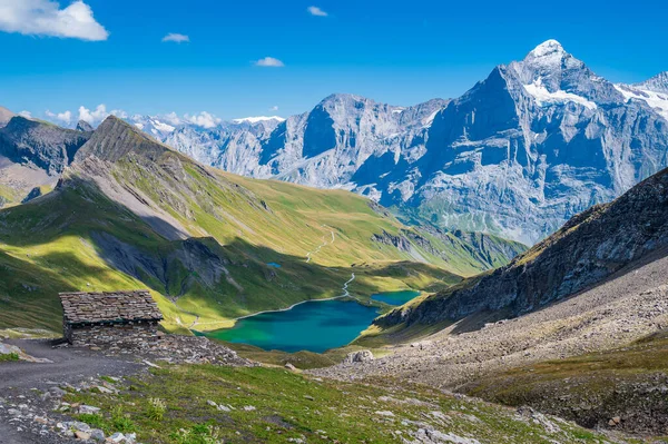 Bachalpsee Grindelwald上方的一个小湖泊 高山的山峰在那里反射着自己 — 图库照片