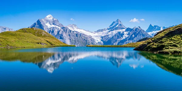 Bachalpsee Pequeno Lago Sobre Grindelwald Onde Picos Alpinos Refletem — Fotografia de Stock