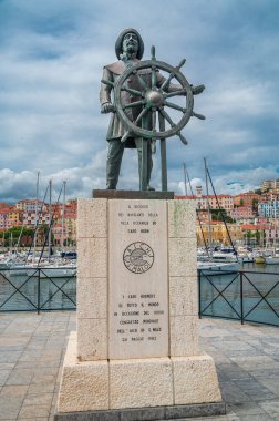 Imperia, Porto Maurizio limanındaki Horner Burnu 'na adanmış bir heykel.