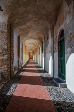 Eski Porto Maurizio, Imperia 'daki Saint Chiara Loggia atari salonu.