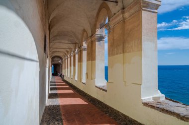 Eski Porto Maurizio, Imperia 'daki Saint Chiara Loggia atari salonu.