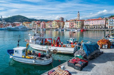 İtalya Riviera 'sında Imperia' daki eski Oneglia limanının manzarası