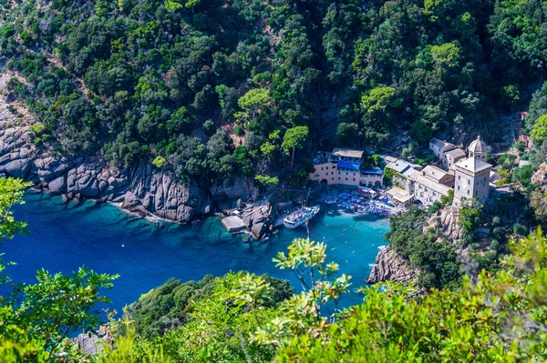 イタリアのポルトフィーノ海洋自然公園の湾にあるサン フルトゥオーゾ村 — ストック写真