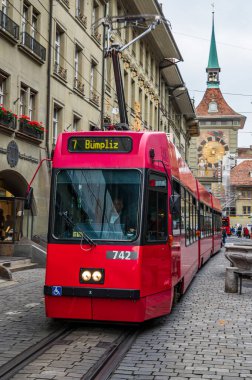 Zytglogge yakınlarındaki tramvay, İsviçre, Bern 'deki tarihi bir ortaçağ kulesi.
